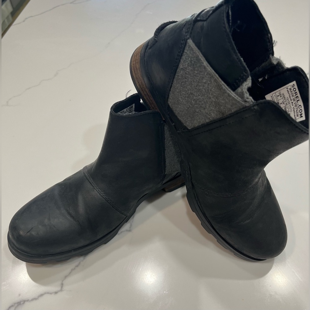 Black Leather Sorel Emilie Chelsea Boots, Size 8 - Picture 2 of 4